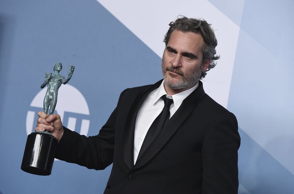 Joaquin Phoenix posa con su premio en la alfombra de los SAG Awards 2020