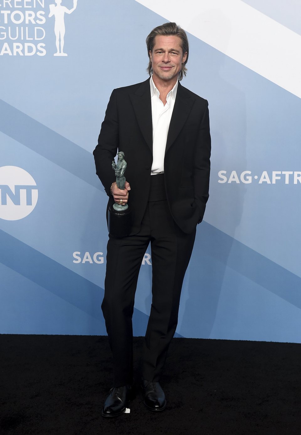 Brad Pitt posa con su premio en la alfombra de los SAG Awards 2020