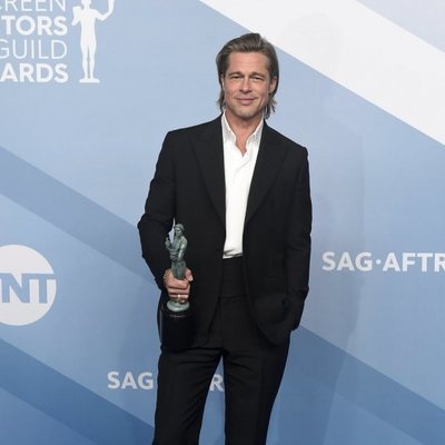 Brad Pitt posa con su premio en la alfombra de los SAG Awards 2020