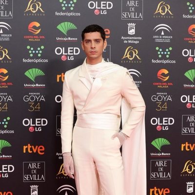 Eduardo Casanova en la alfombra de los Premios Goya 2020