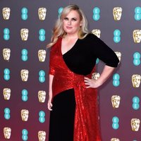 Rebel Wilson en la alfombra roja de los BAFTA 2020