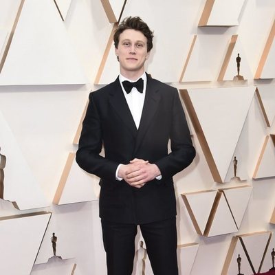 George MacKay en la alfombra roja de los Oscar 2020