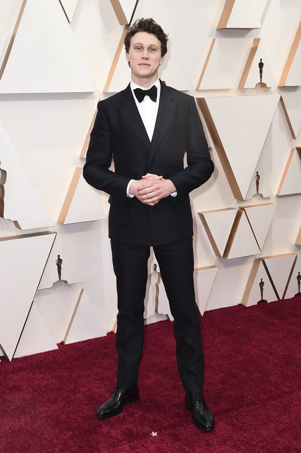 George MacKay en la alfombra roja de los Oscar 2020