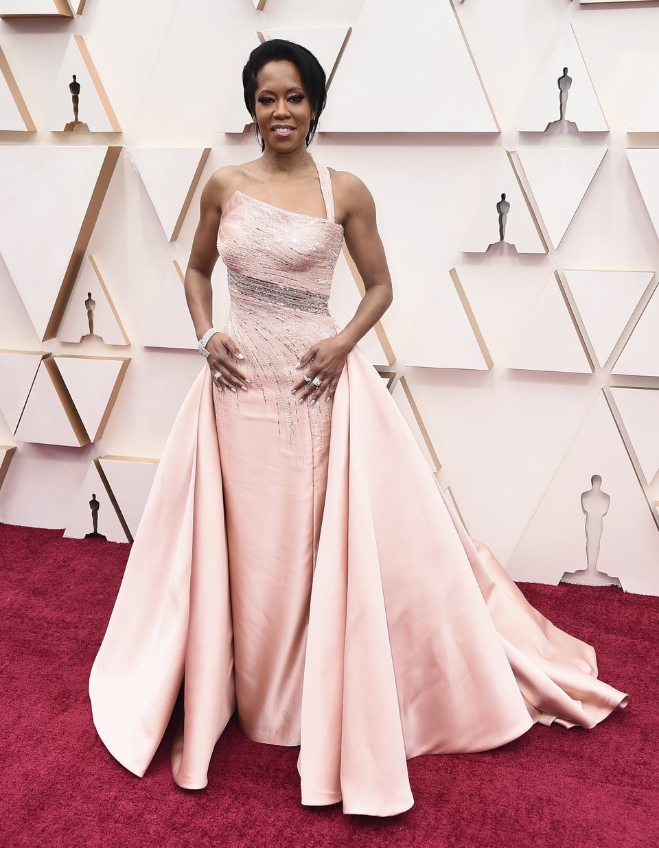 Regina King posa en la alfombra roja de los Oscar 2020