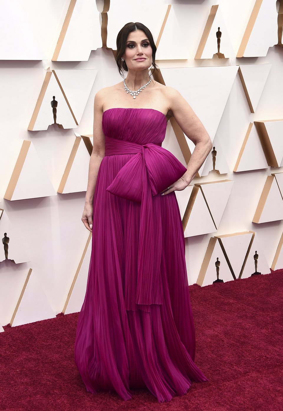 Idina Menzel en la alfombra roja de los Oscar 2020