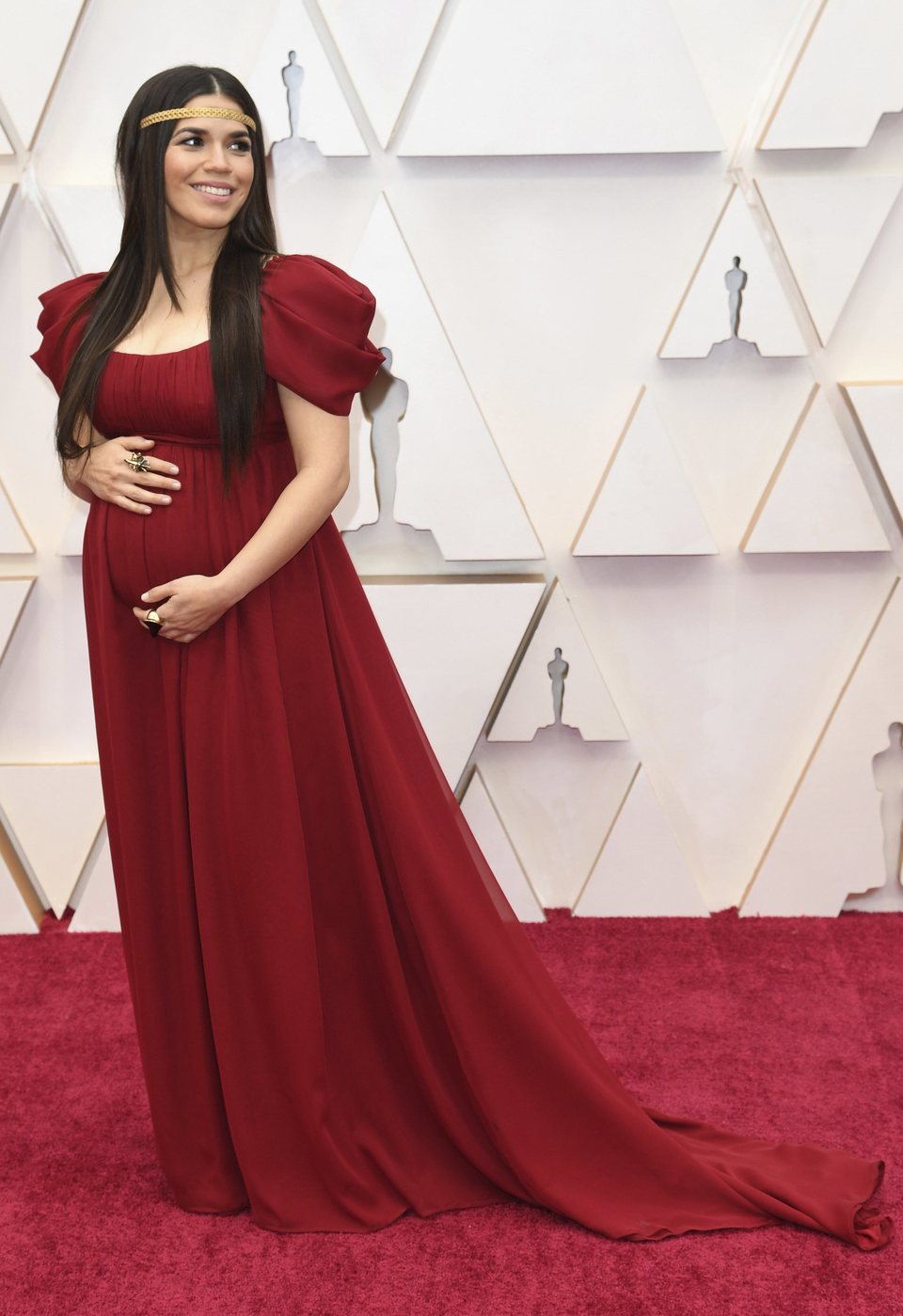 America Ferrera en la alfombra roja de los Oscar 2020