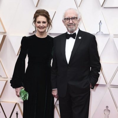 Jonathan Pryce en la alfombra roja de los Oscar 2020