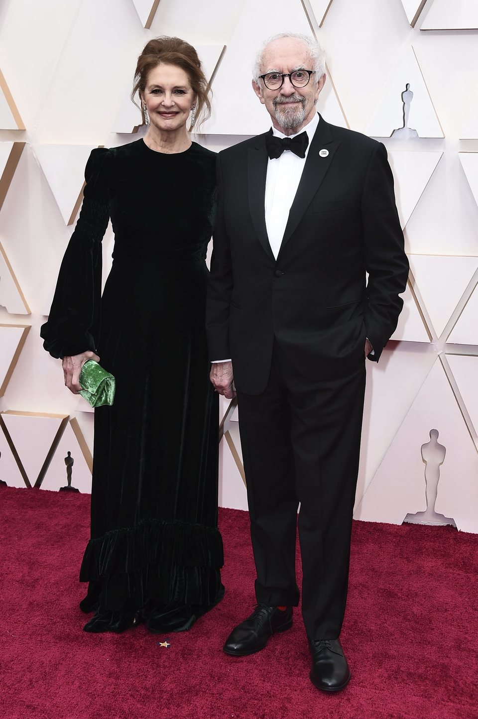 Jonathan Pryce en la alfombra roja de los Oscar 2020