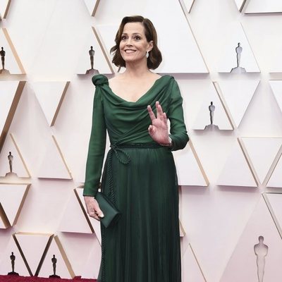 Sigourney Weaver en la alfombra roja de los Oscar 2020