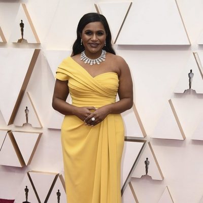 Mindy Kaling en la alfombra roja de los Oscar 2020