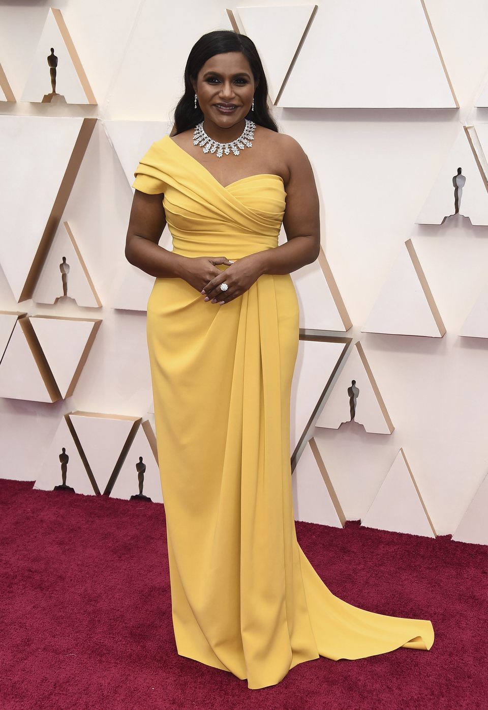 Mindy Kaling en la alfombra roja de los Oscar 2020