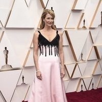 Laura Dern en la alfombra roja de los Oscar 2020