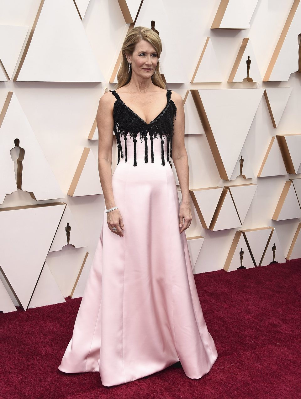 Laura Dern en la alfombra roja de los Oscar 2020