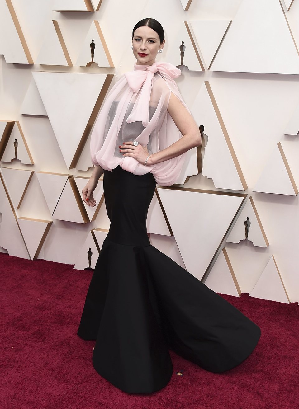 Caitriona Balfe en la alfombra roja de los Oscar 2020