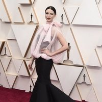 Caitriona Balfe en la alfombra roja de los Oscar 2020