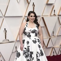 Beanie Feldstein en la alfombra roja de los Oscar 2020