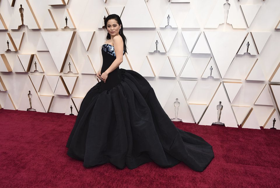 Kelly Marie Tran en la alfombra roja de los Oscar 2020