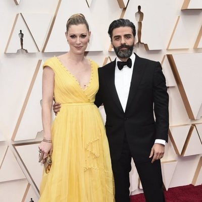 Oscar Isaac en la alfombra roja de los Oscar 2020