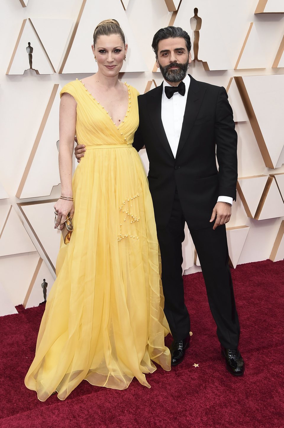 Oscar Isaac en la alfombra roja de los Oscar 2020