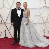 James Corden y Julia Carey en la alfombra roja de los Oscar 2020