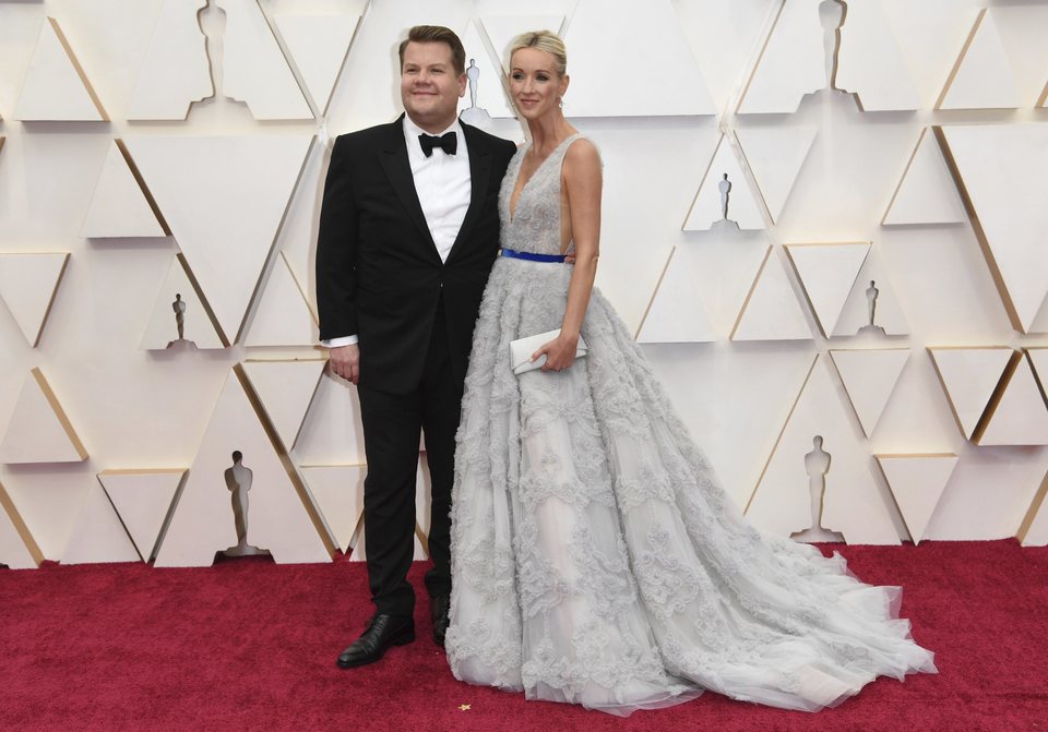 James Corden y Julia Carey en la alfombra roja de los Oscar 2020