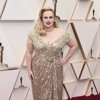 Rebel Wilson en la alfombra roja de los Oscar 2020