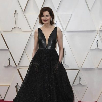 Geena Davis en la alfombra roja de los Oscar 2020