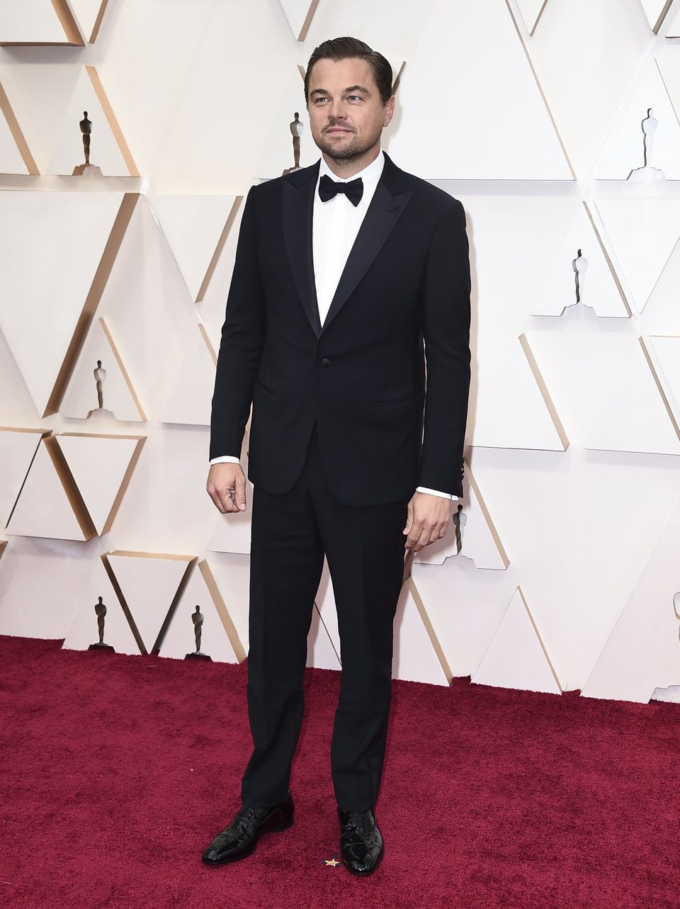 Leonardo DiCaprio en la alfombra roja de los Oscar 2020