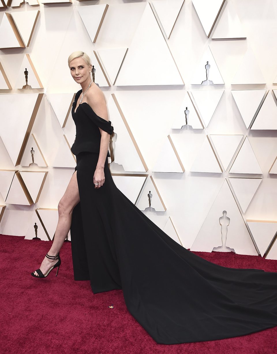 Charlize Theron en la alfombra roja de los Oscar 2020