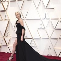 Charlize Theron en la alfombra roja de los Oscar 2020