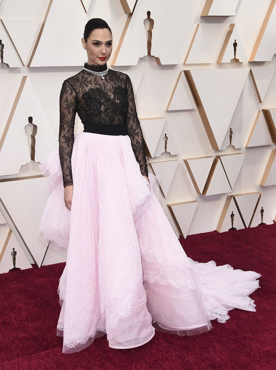 Gal Gadot en la alfombra roja de los Oscar 2020