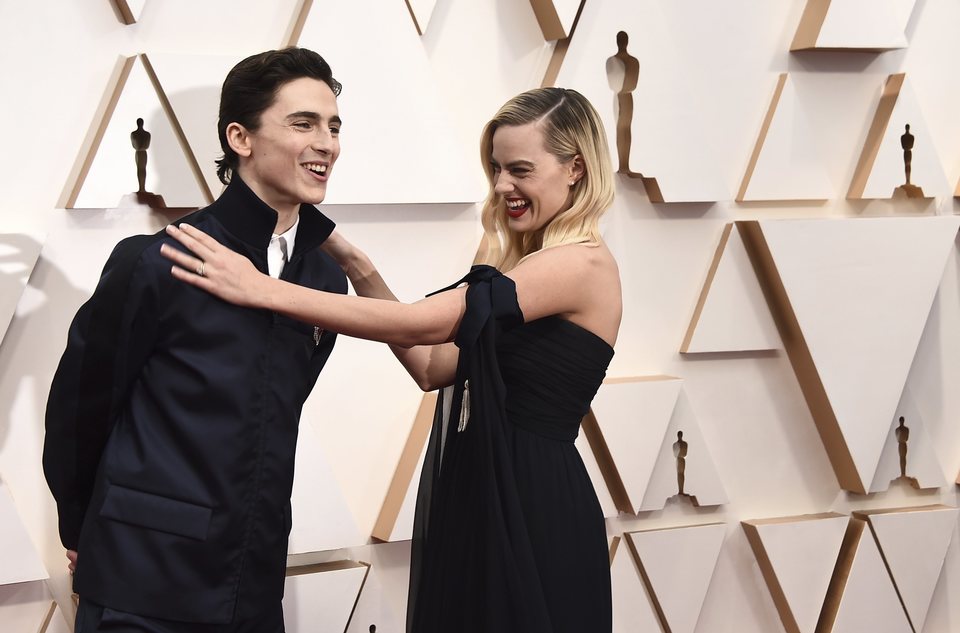 Margot Robbie y Timothée Chalamet en la alfombra roja de los Oscar 2020