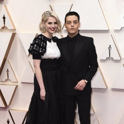 Rami Malek y Lucy Boynton en la alfombra roja de los Oscar 2020