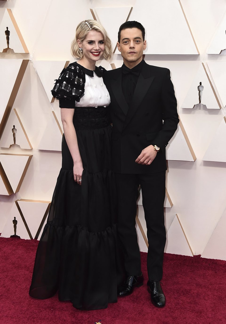 Rami Malek y Lucy Boynton en la alfombra roja de los Oscar 2020