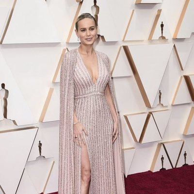 Brie Larson en la alfombra roja de los Oscar 2020