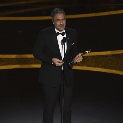 Taika Waititi recoge el Oscar a Mejor Guion Adaptado por 'Jojo Rabbit'