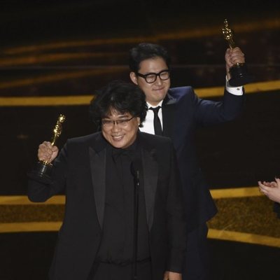 Bong Joon-ho recoge el Oscar a Mejor Guion Original por 'Parásitos'