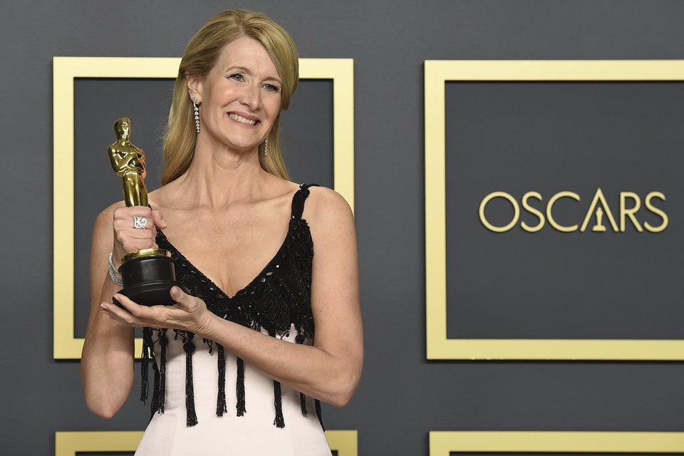 Laura Dern con su Oscar a Mejor Actriz de Reparto