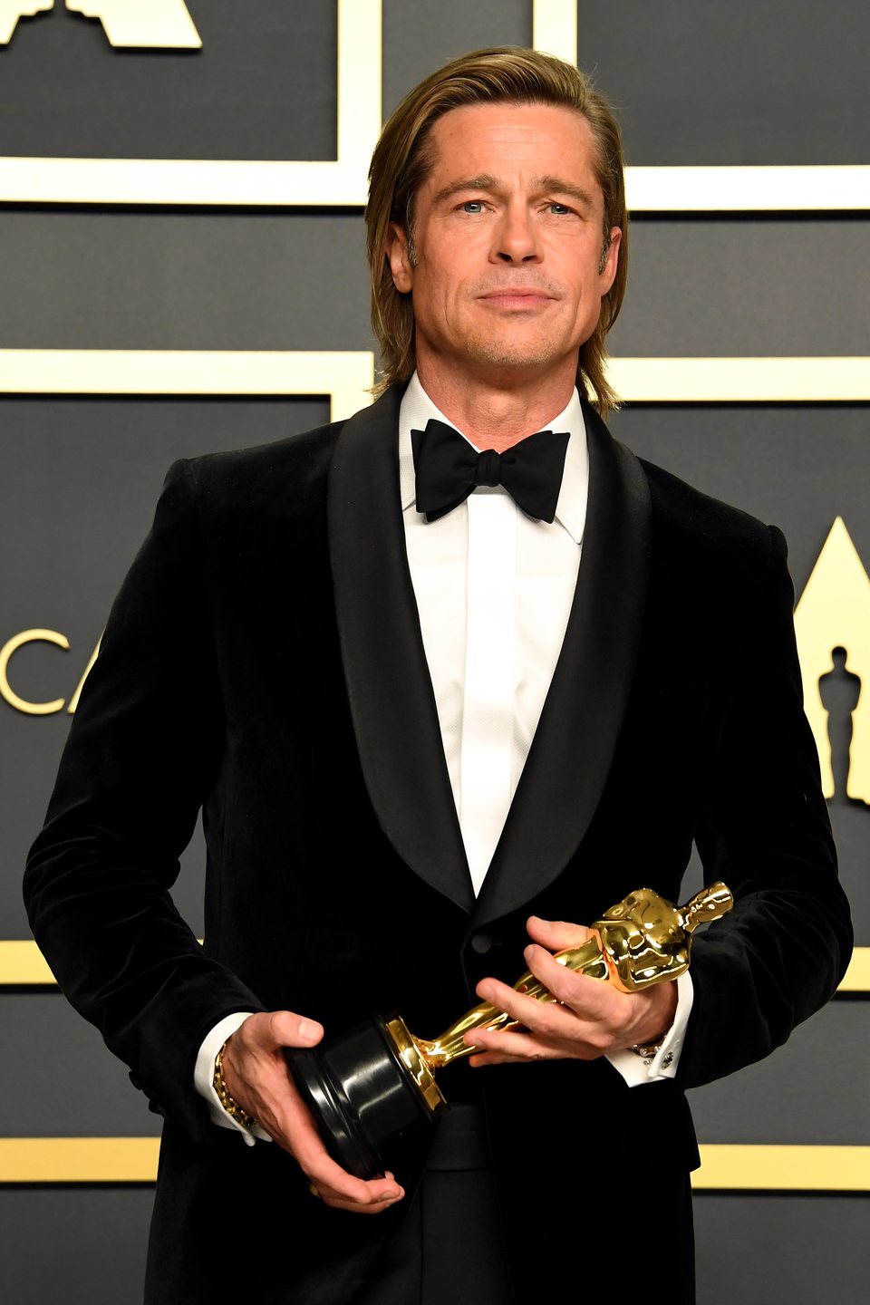 Brad Pitt con su Oscar a Mejor Actor de Reparto