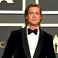 Brad Pitt con su Oscar a Mejor Actor de Reparto