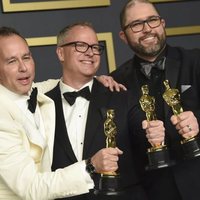 Jonas Rivera, Mark Nielsen y Josh Cooley con sus Oscars a Mejor Película de Animación por 'Toy Story 4'