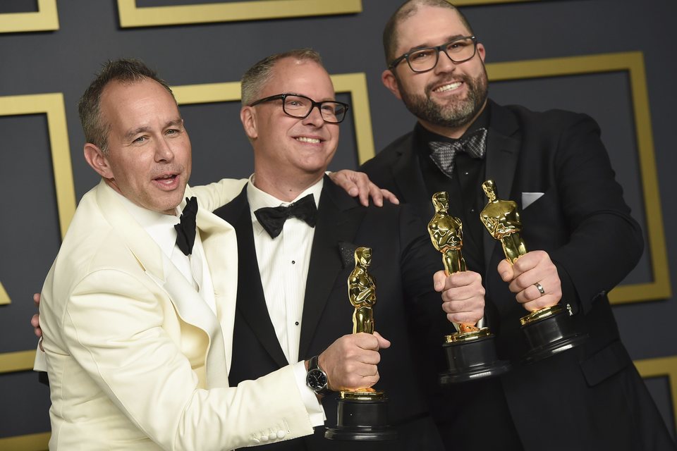 Jonas Rivera, Mark Nielsen y Josh Cooley con sus Oscars a Mejor Película de Animación por 'Toy Story 4'