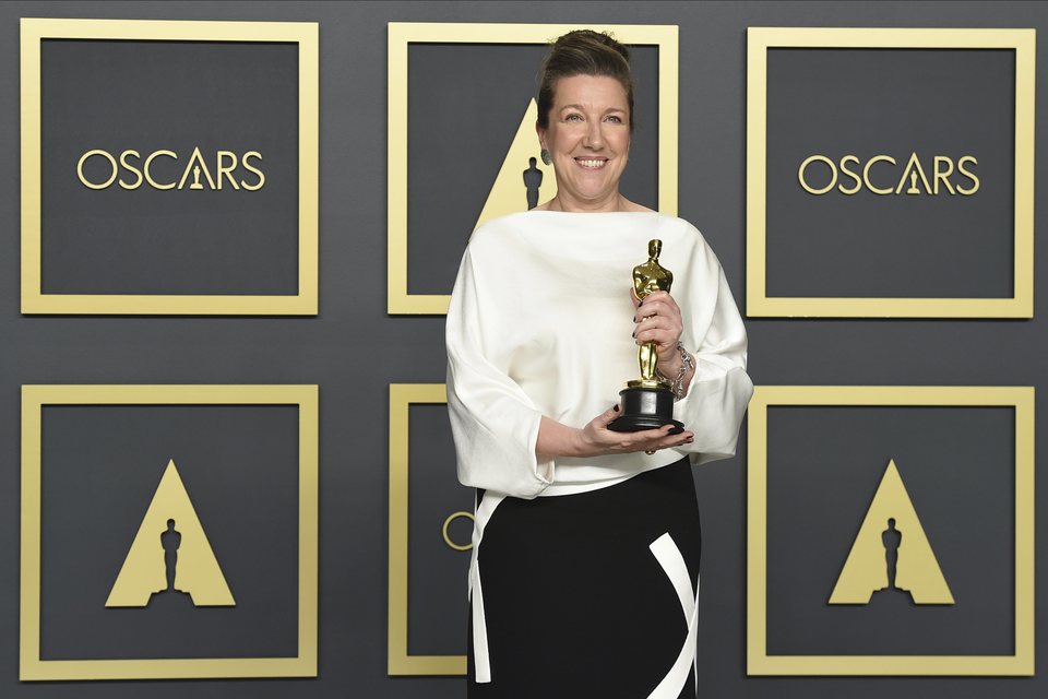 Jacqueline Durran con su Oscar a Mejor Vestuario por 'Mujercitas'