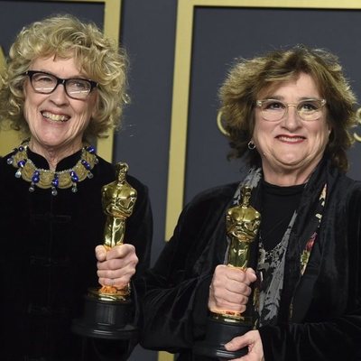 Nancy Haigh y Barbara Ling con su Oscar a Mejor Diseño de Producción por 'Érase una vez... en Hollywood'