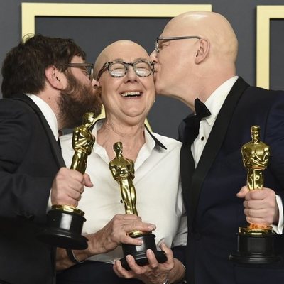 Steven Bognar, Julia Reichert y Jeff Reichert con su Oscar a Mejor Documental