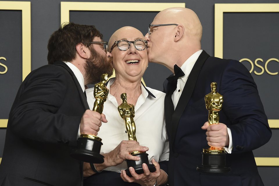 Steven Bognar, Julia Reichert y Jeff Reichert con su Oscar a Mejor Documental