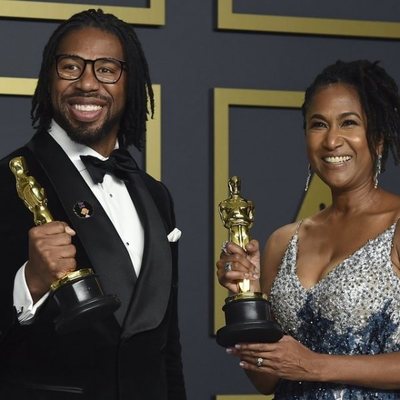 Matthew A. Cherry y Karen Rupert Toliver con su Oscar a Mejor Cortometraje de Animación