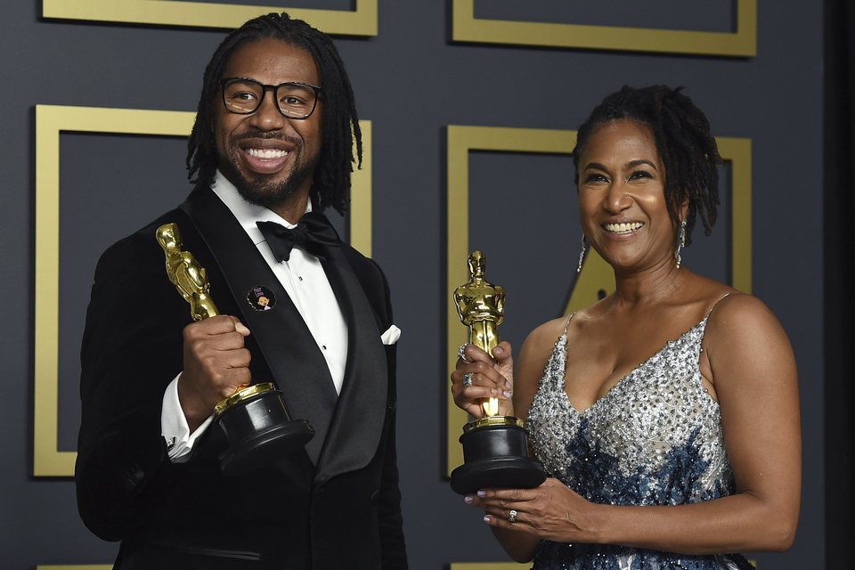 Matthew A. Cherry y Karen Rupert Toliver con su Oscar a Mejor Cortometraje de Animación