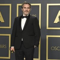 Joaquin Phoenix con su Oscar a Mejor Actor por 'Joker'