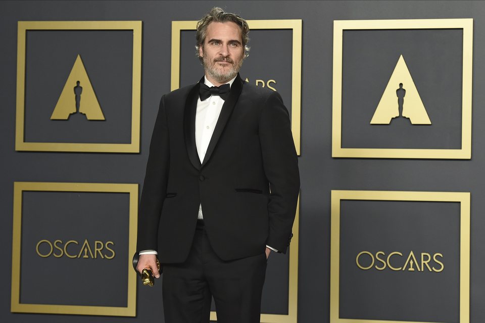 Joaquin Phoenix con su Oscar a Mejor Actor por 'Joker'